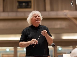 Sir Simon Rattle dirigiert Bruckners 9., Wagner und Webern