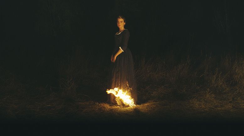 Porträt einer jungen Frau in Flammen