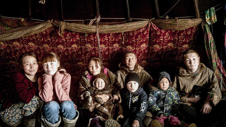 Nenets vs Gaz - Siberia's Last Nomadic Route