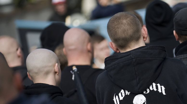 Im Osten ganz rechts - Von den Skinheads zur AFD