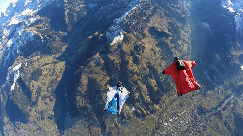 Wingsuit fliegen im Schweizer Tal des Todes