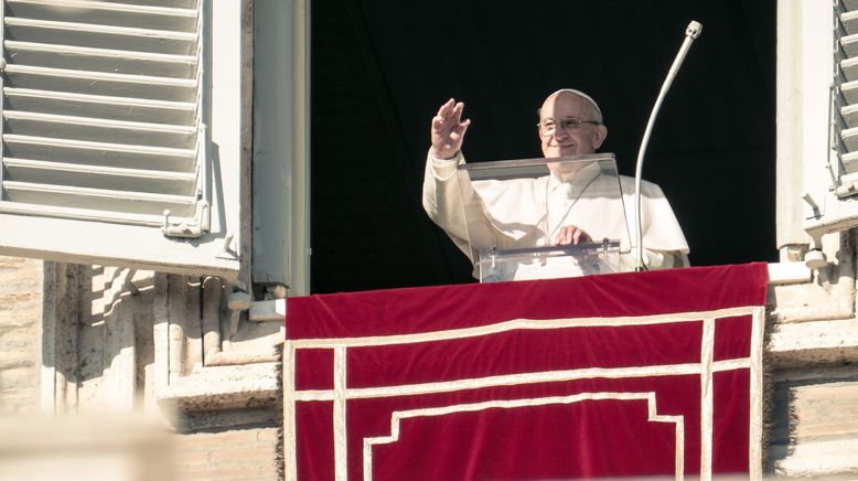 Papst Franziskus betet den Angelus