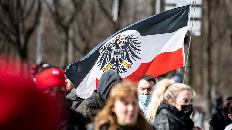 Deutsche Verschwörungsmythen: Reichsbürger und Querdenker