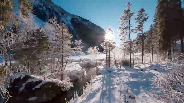 Berg und See in Eis und Schnee - Winteridylle in Österreich