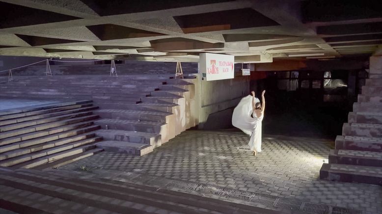 Opernhaus im Bunker - Tanzen in Zeiten des Krieges