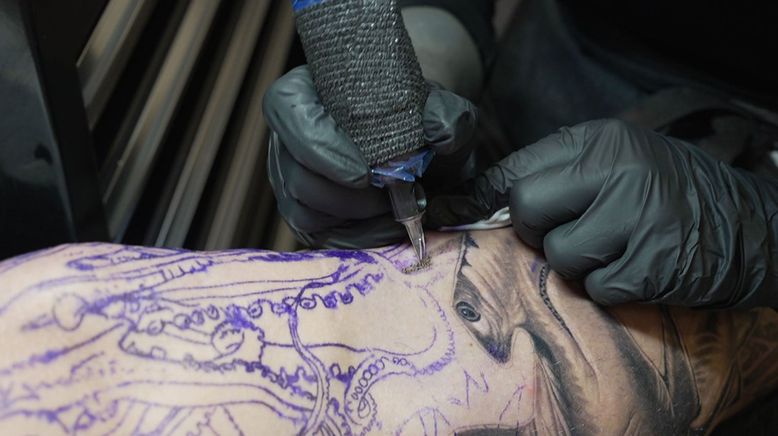 Die Nordreportage: Trend zu bunter Haut Hamburgs Tattoo Szene