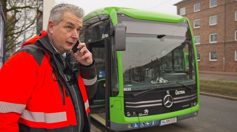 Mit Blaulicht zu Bus und Bahn